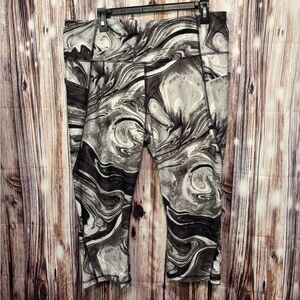 Xersion Monochrome Marble Capri Leggings